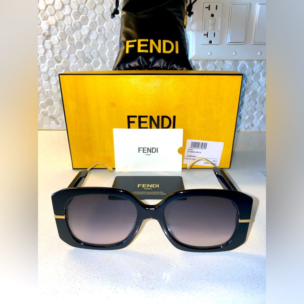 Fendi Oversized Fendigraphy Sunglasses
